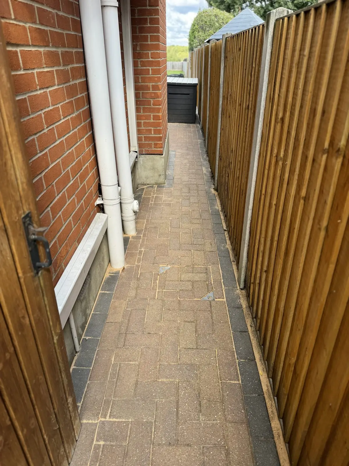 The same side-return paving after cleaning, clean and even